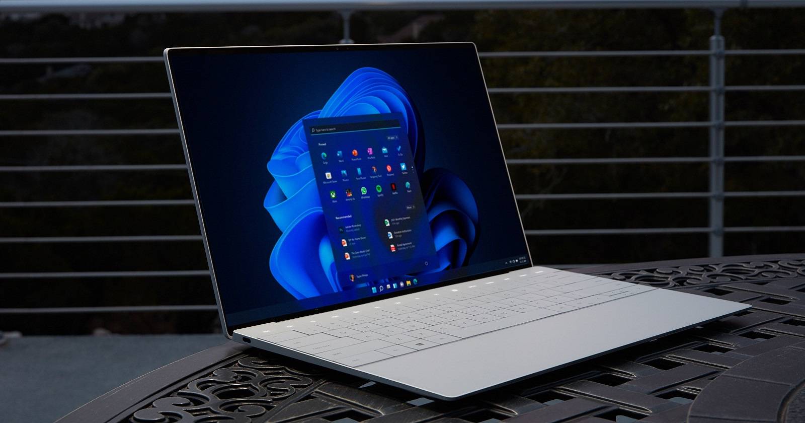 Рабочий стол Windows 11 с открытым Проводником и панелью задач