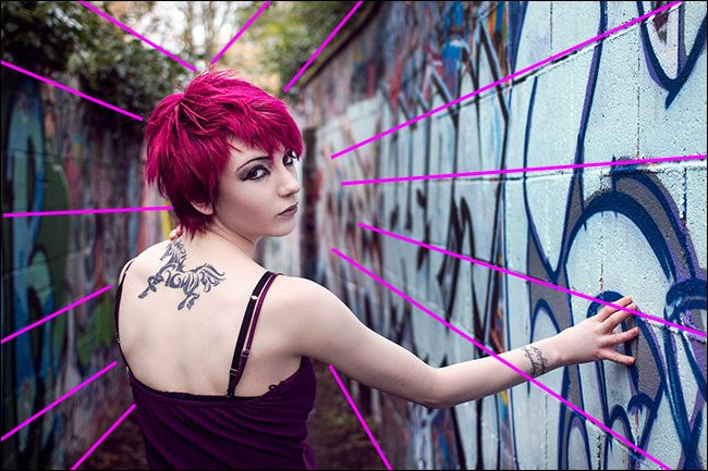 Портрет с розовым фасадом и подчеркнутыми направляющими линиями