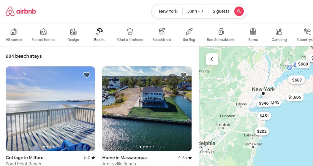 скриншот категорий Airbnb с пляжной тематикой