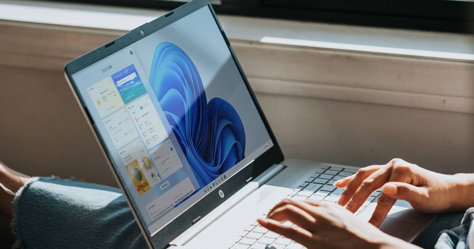 Ноутбук с Windows 11 на рабочем столе
