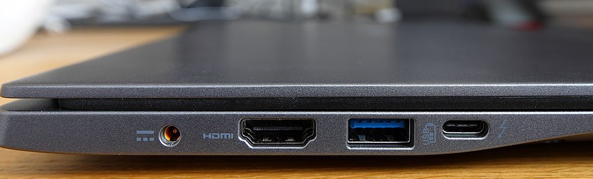 Порты зарядки, HDMI, USB-A и USB-C на левой стороне ноутбука