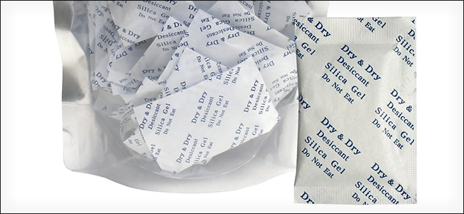 Пакеты силикагеля рядом с разобранными платами