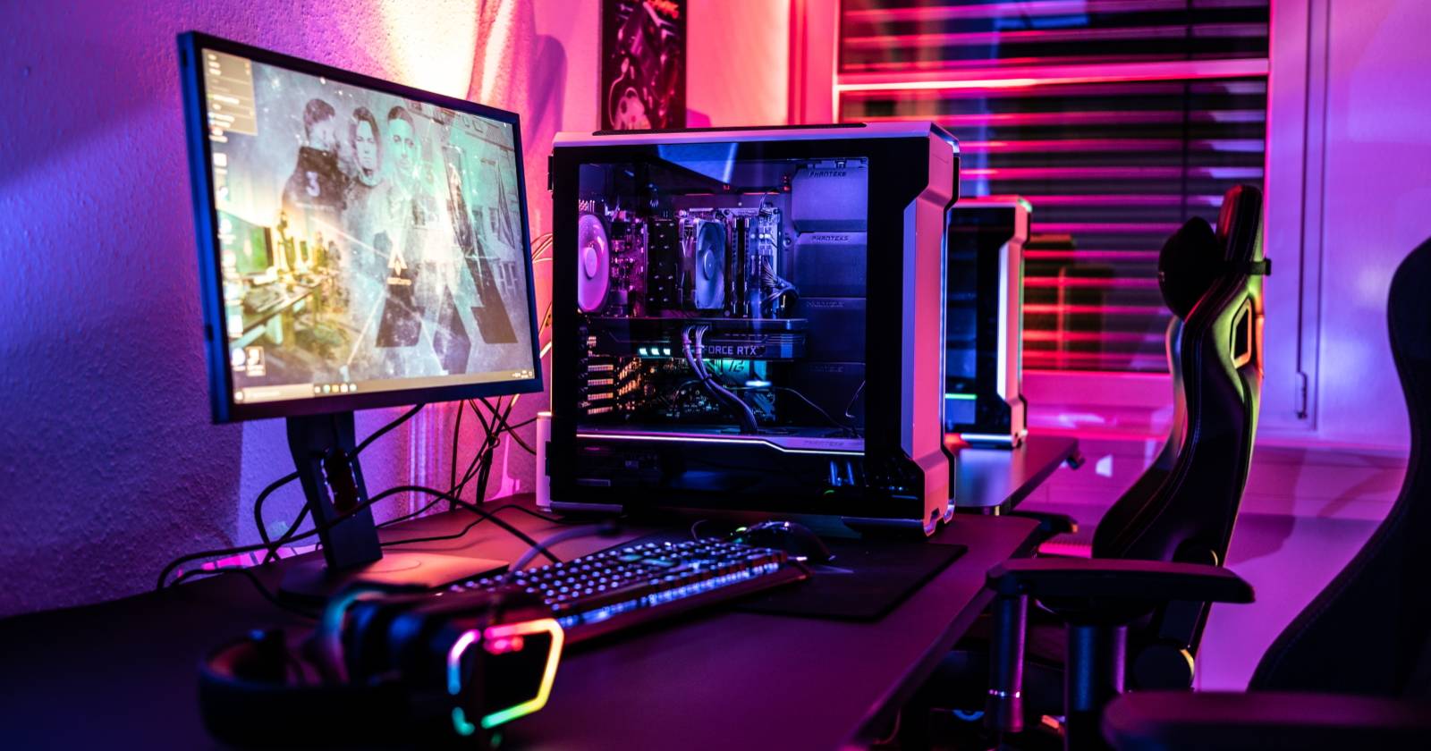 Настроенный игровой ПК с RGB-подсветкой и рабочим столом