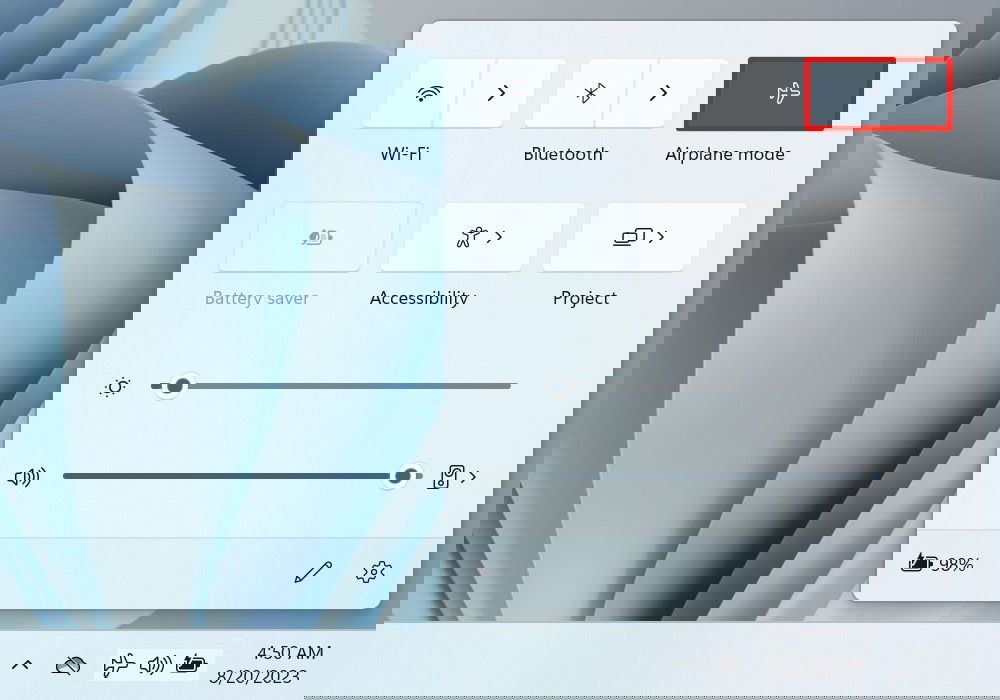 Выбор «Режим в самолёте» в Центре действий Windows