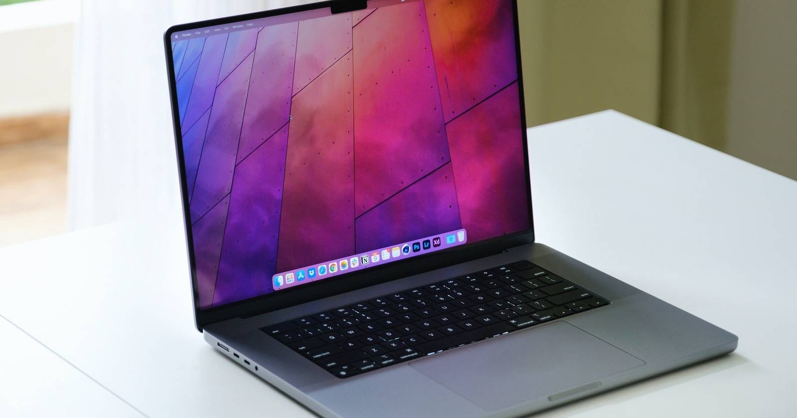 Открытый MacBook на столе, вид на экран