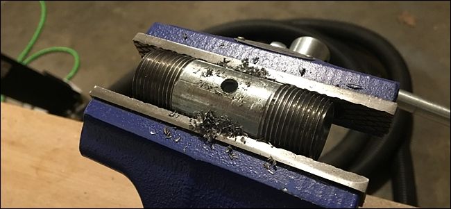 Просверленная труба с VESA-платой, закреплённой болтом и гайкой