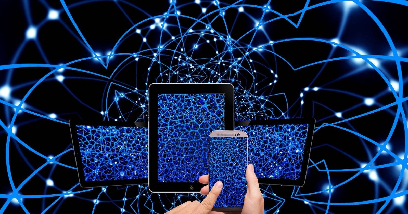 Рука держит телефон перед несколькими экранами, иллюстрация проблемы конфиденциальности.