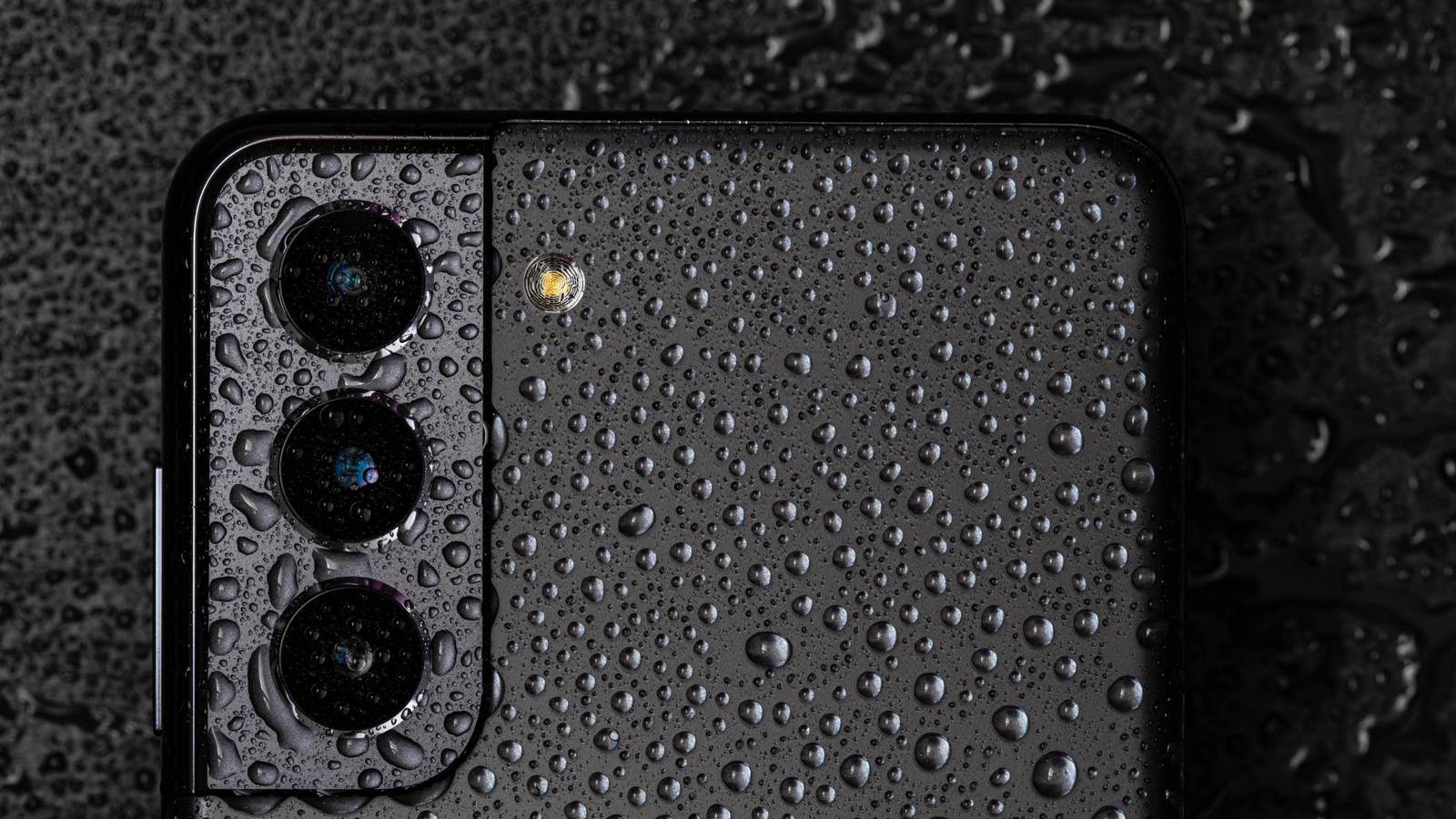 Смартфон Samsung с каплями воды на экране