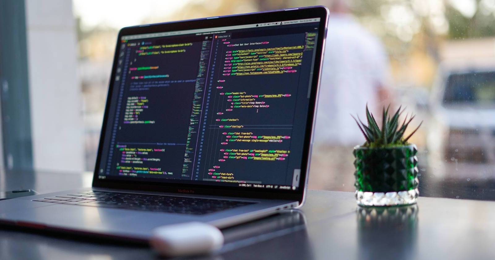 Ноутбук с отображённым кодом Solidity