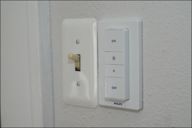 Hue Dimmer Switch в руке: вид с торца и магнитная пластина