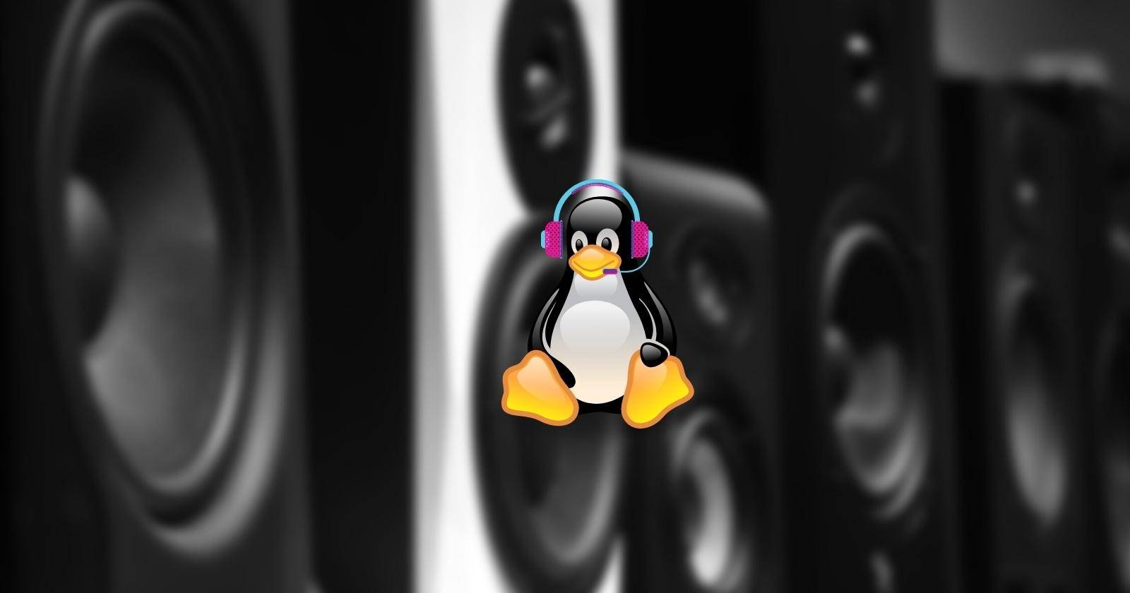 Тукс, маскот Linux, в наушниках
