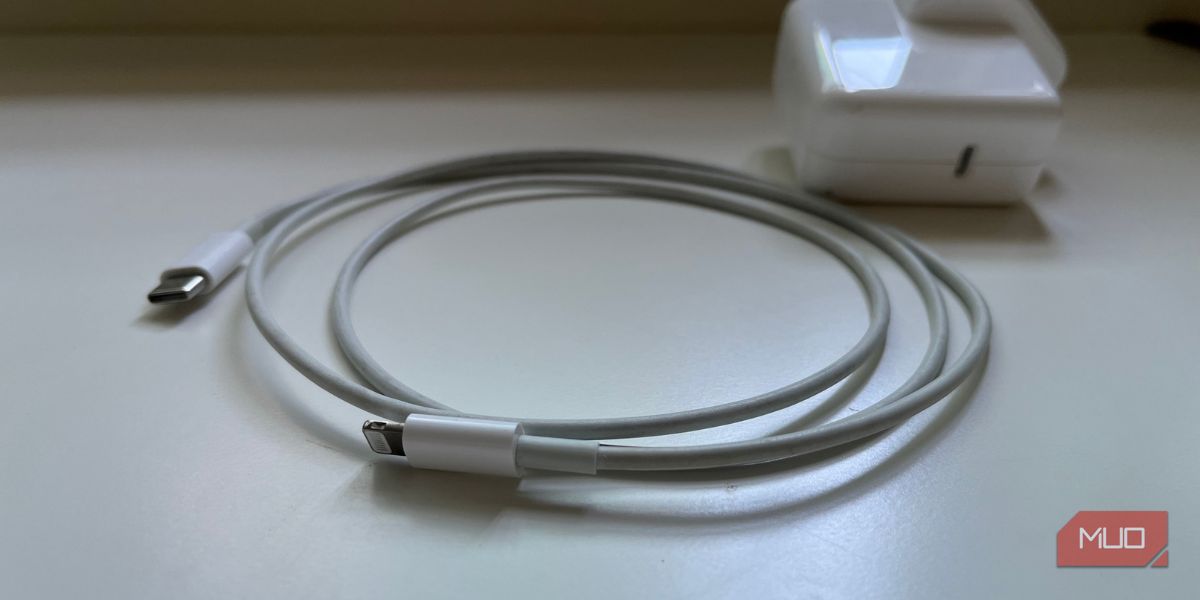 Кабель Lightning и адаптер питания