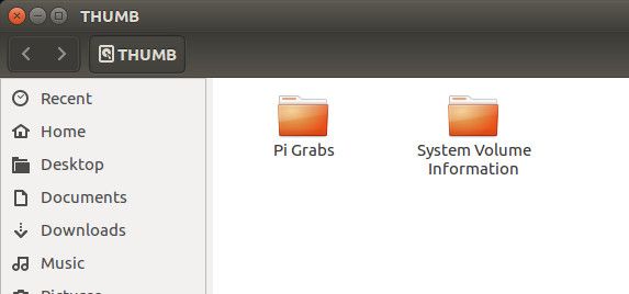 Открытое окно с содержимым USB‑накопителя в файловом менеджере