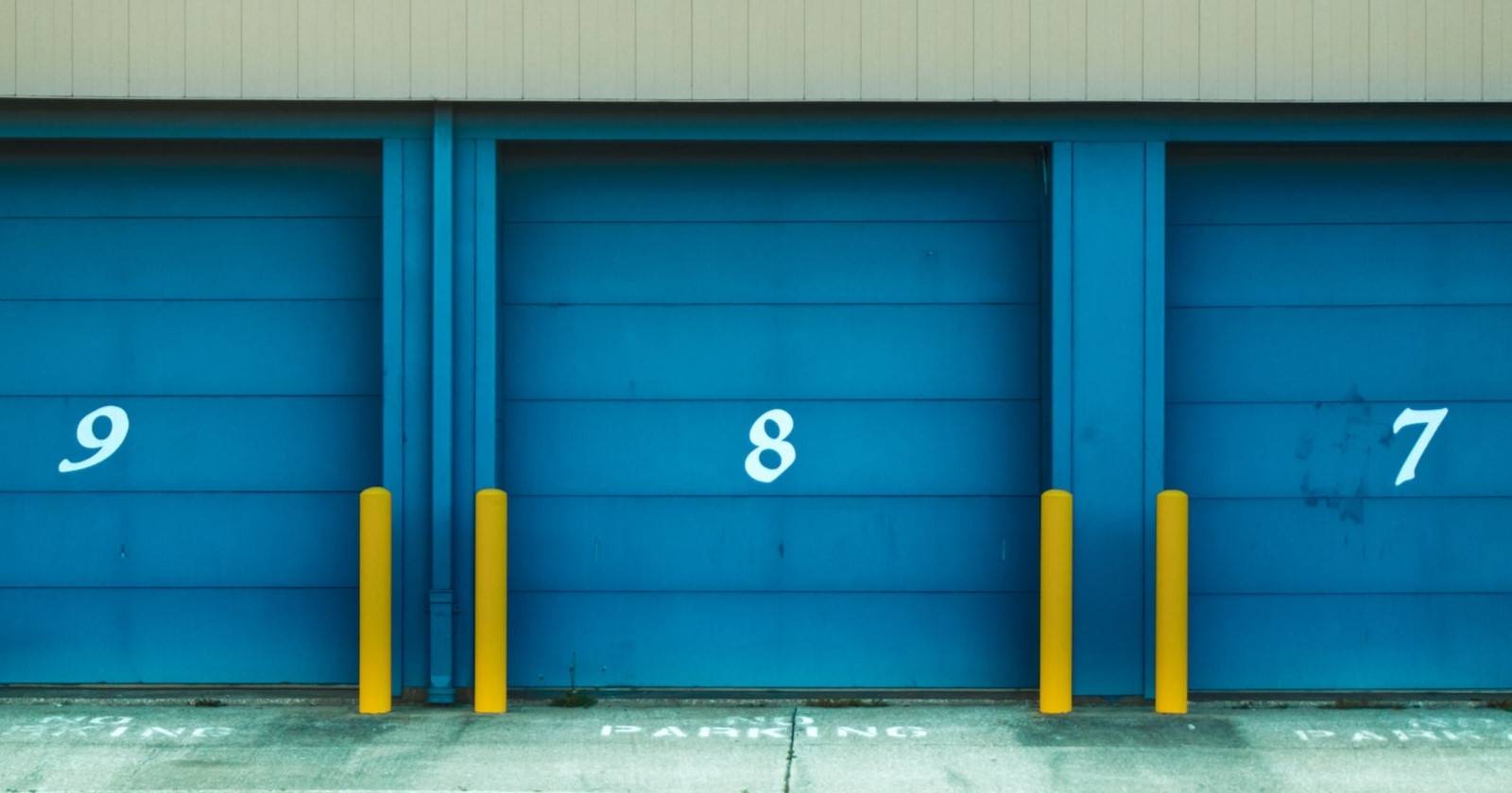 Три пронумерованных контейнера для хранения с синими рольставнями