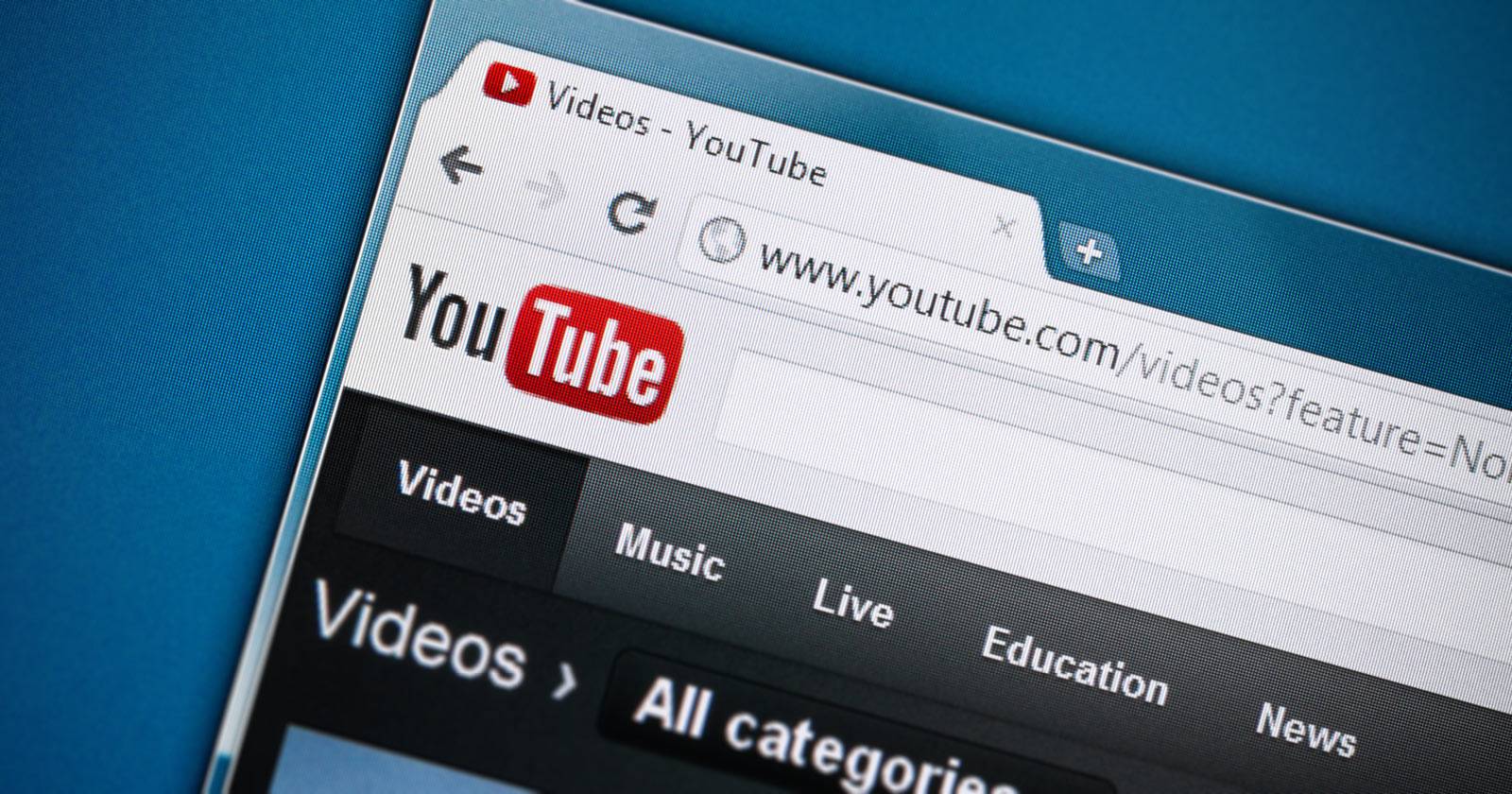 Изображение: человек, просматривающий видео на YouTube, с акцентом на таймкоды