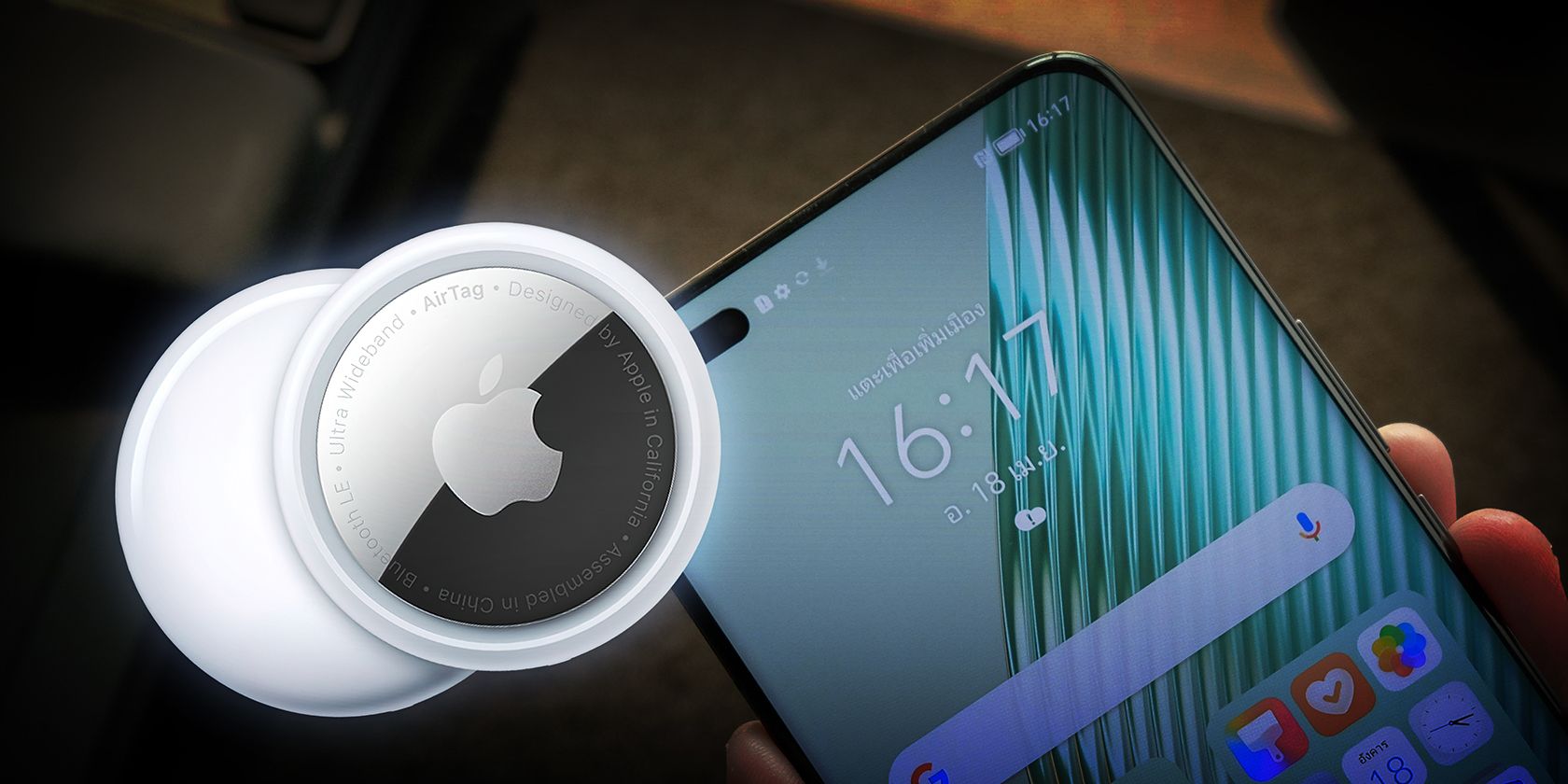 AirTag на фоне смартфона