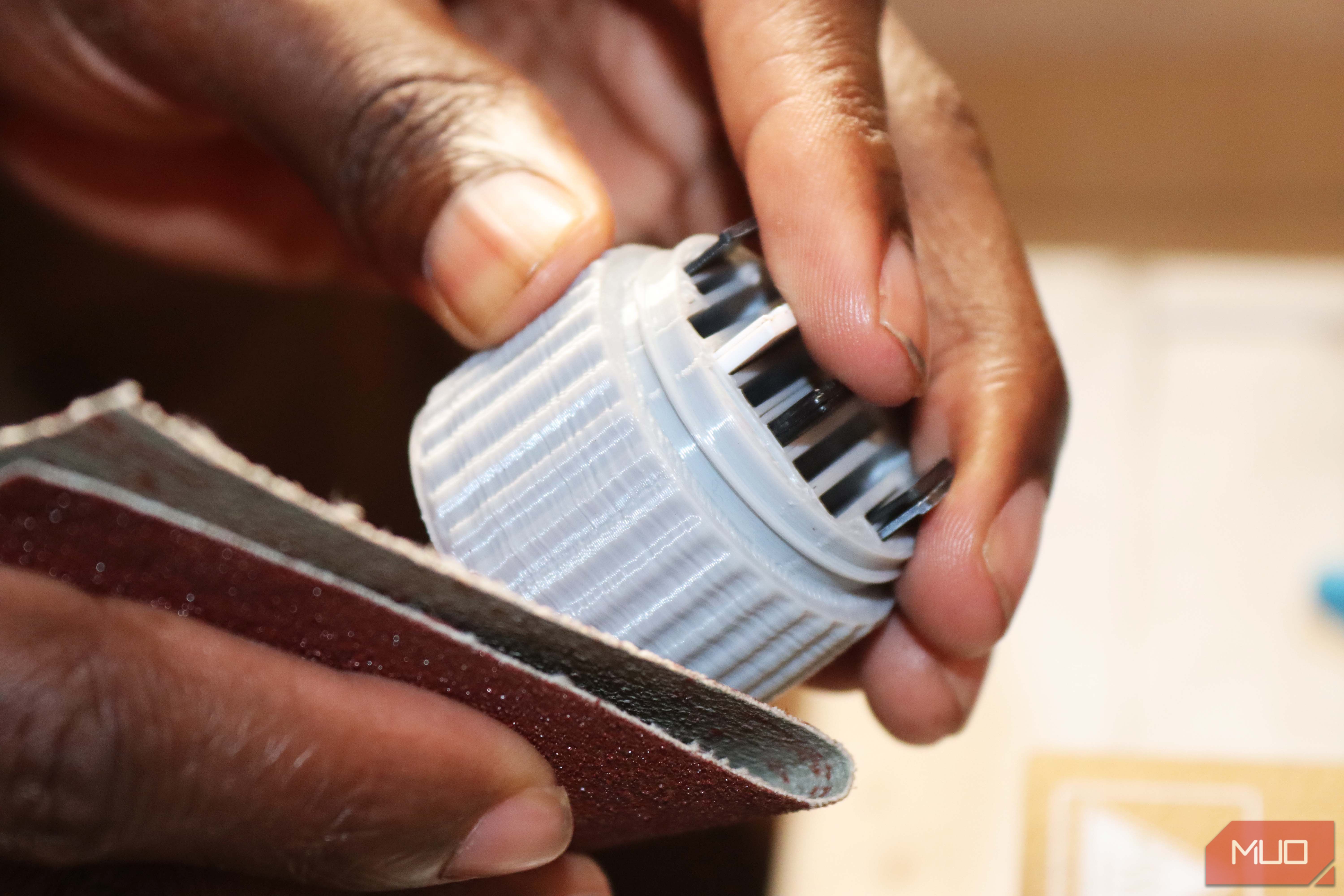 Шлифовка держателя карт наждачной бумагой