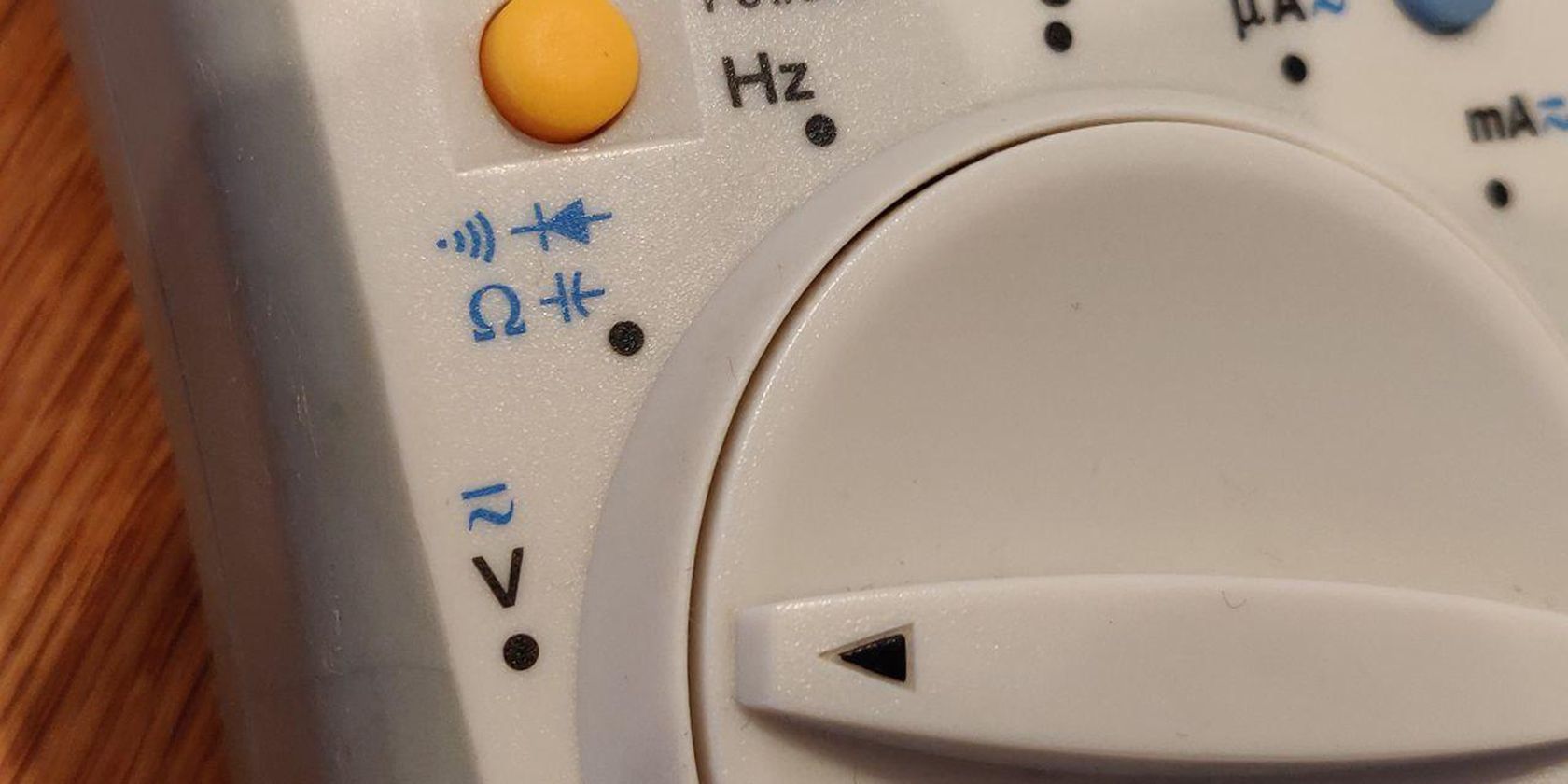 Ручка выбора режима мультиметра, установленная на напряжение