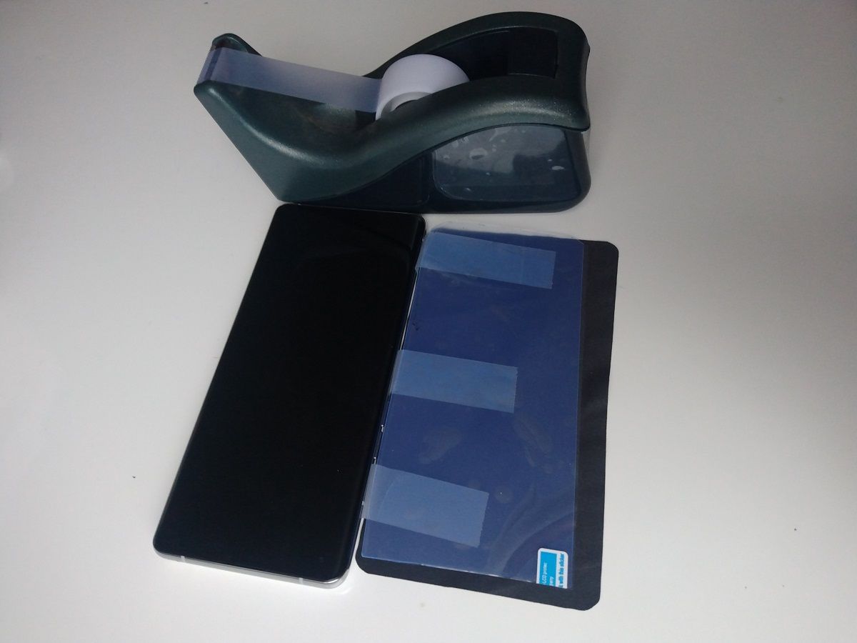 Использование скотча для установки защитной плёнки