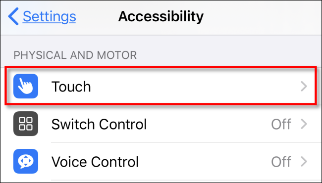 В Настройках iPhone выберите раздел Касание в Универсальном доступе