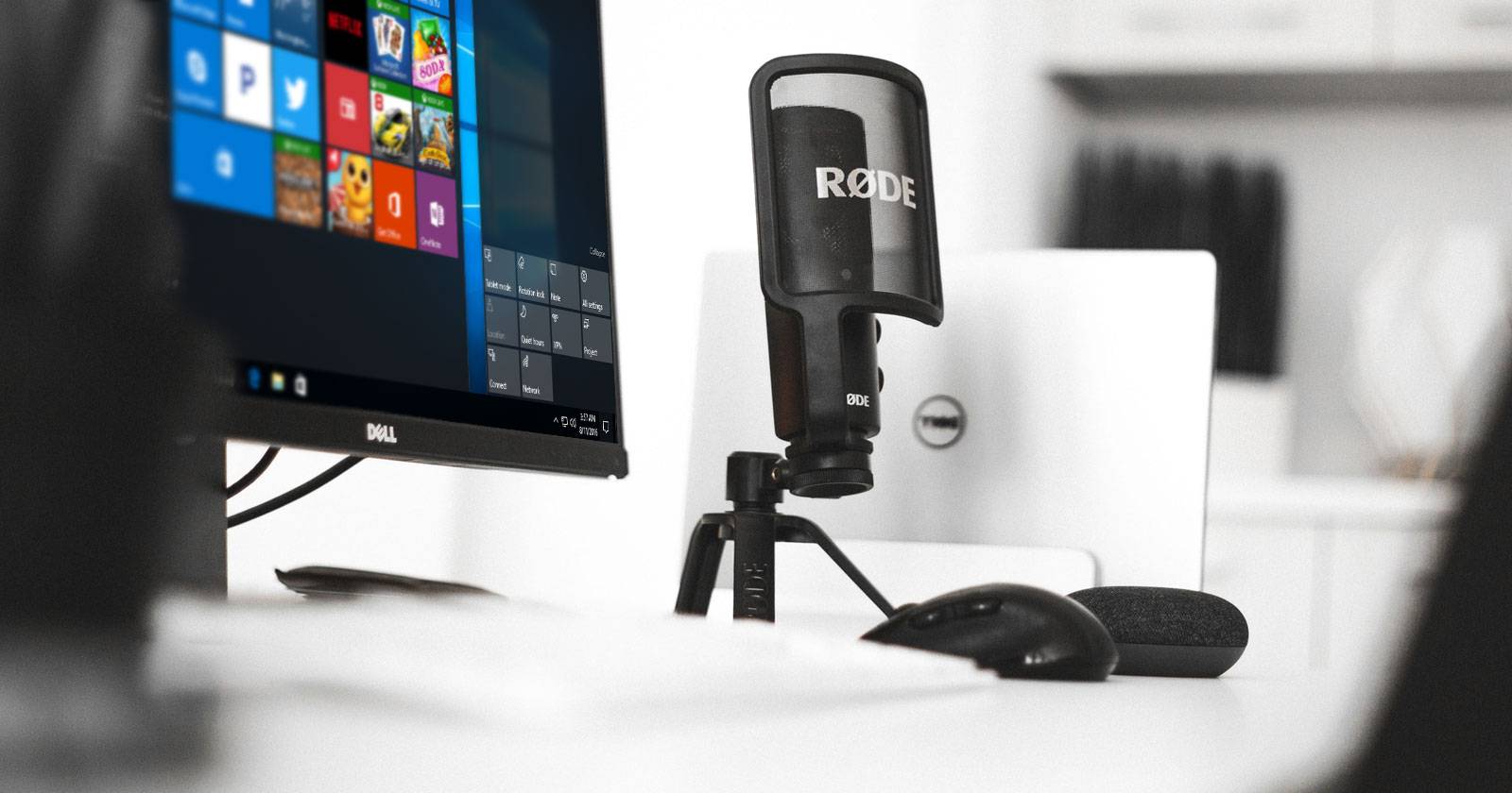 Rode microphone in front of Windows 10 desktop PC