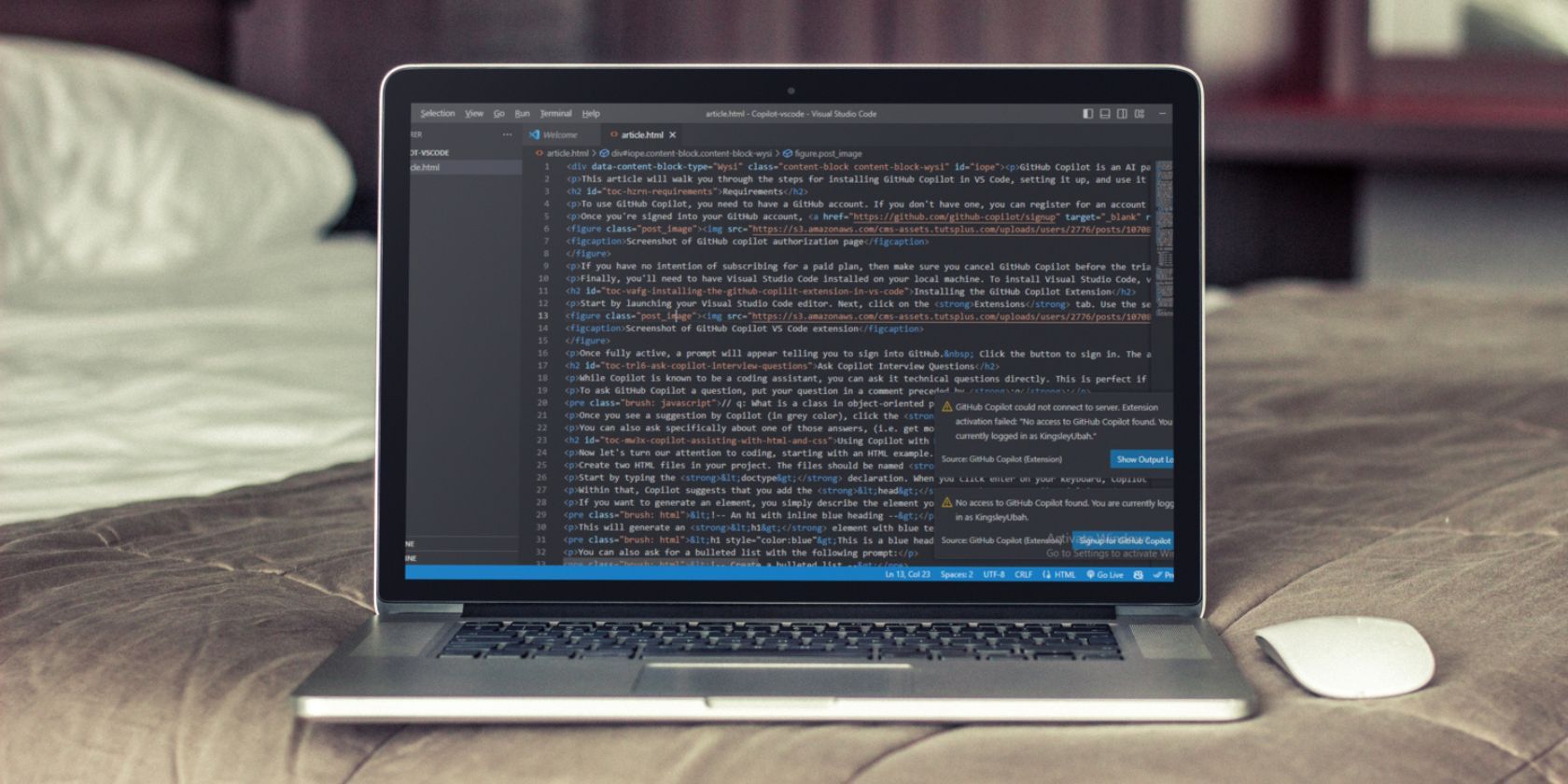 MacBook Pro на кровати с открытым редактором кода