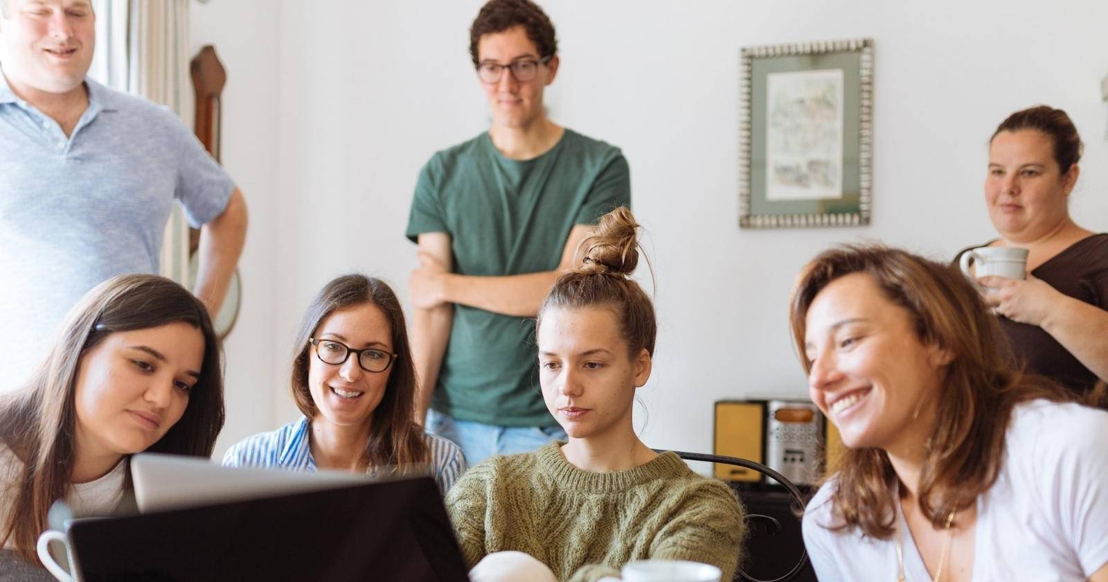 Семья смотрит что-то вместе на Mac