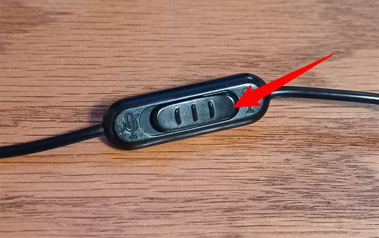 Аппаратный переключатель отключения микрофона или звука на наушниках.