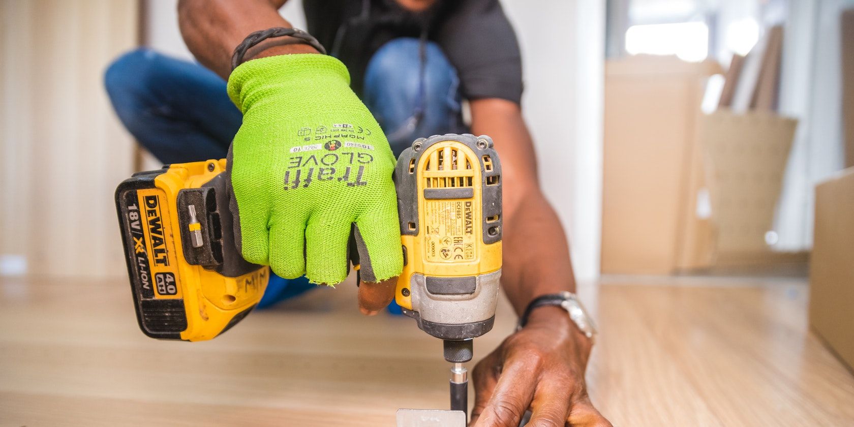 Мужчина делает столярные работы