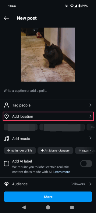 Кнопка «Add location» на экране публикации Instagram