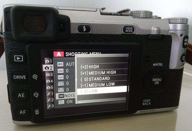 Портрет с мягкой обработкой кожи и видимым эффектом подавления шума в камере