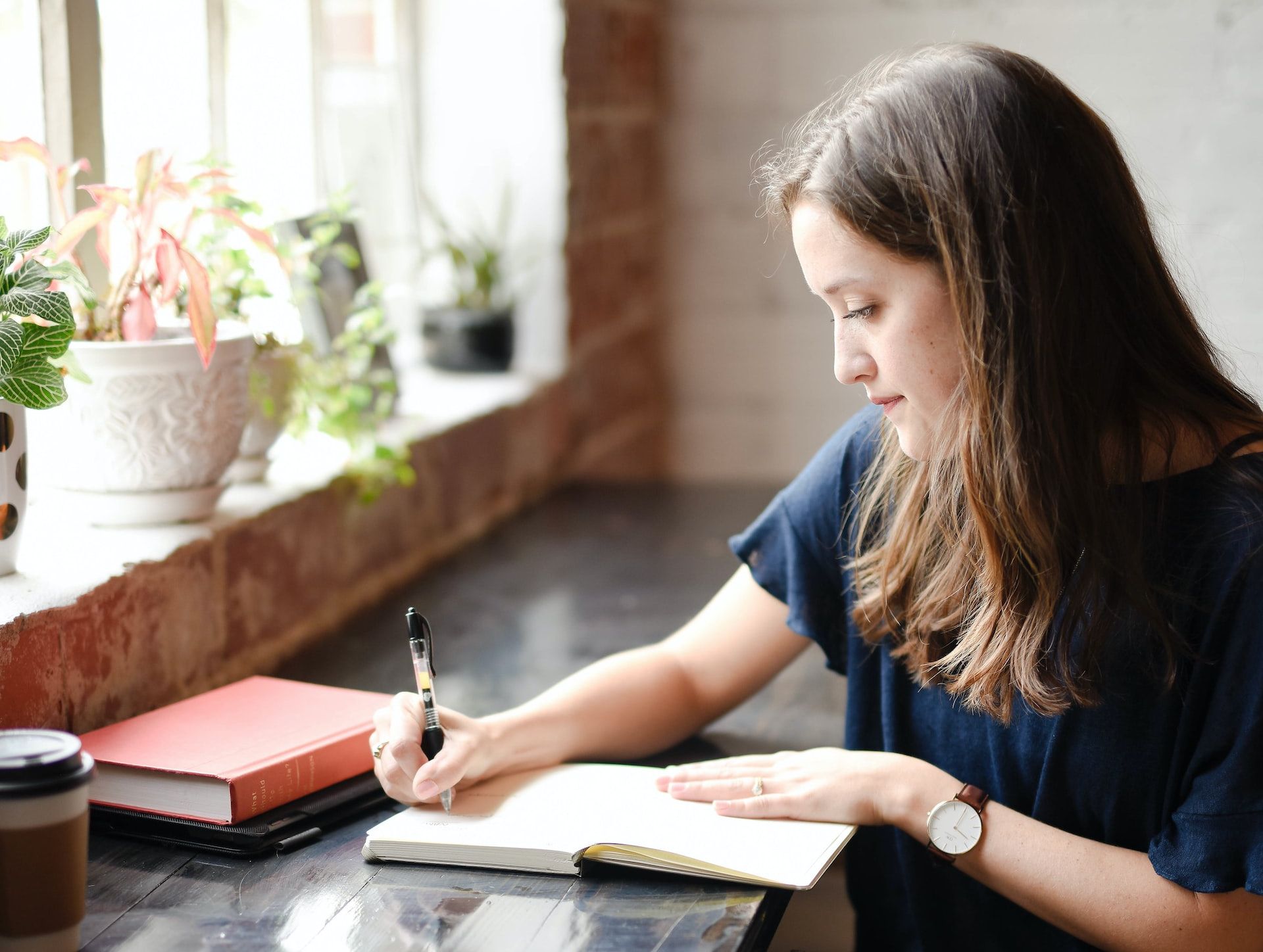 Читатель пишет заметки в блокноте