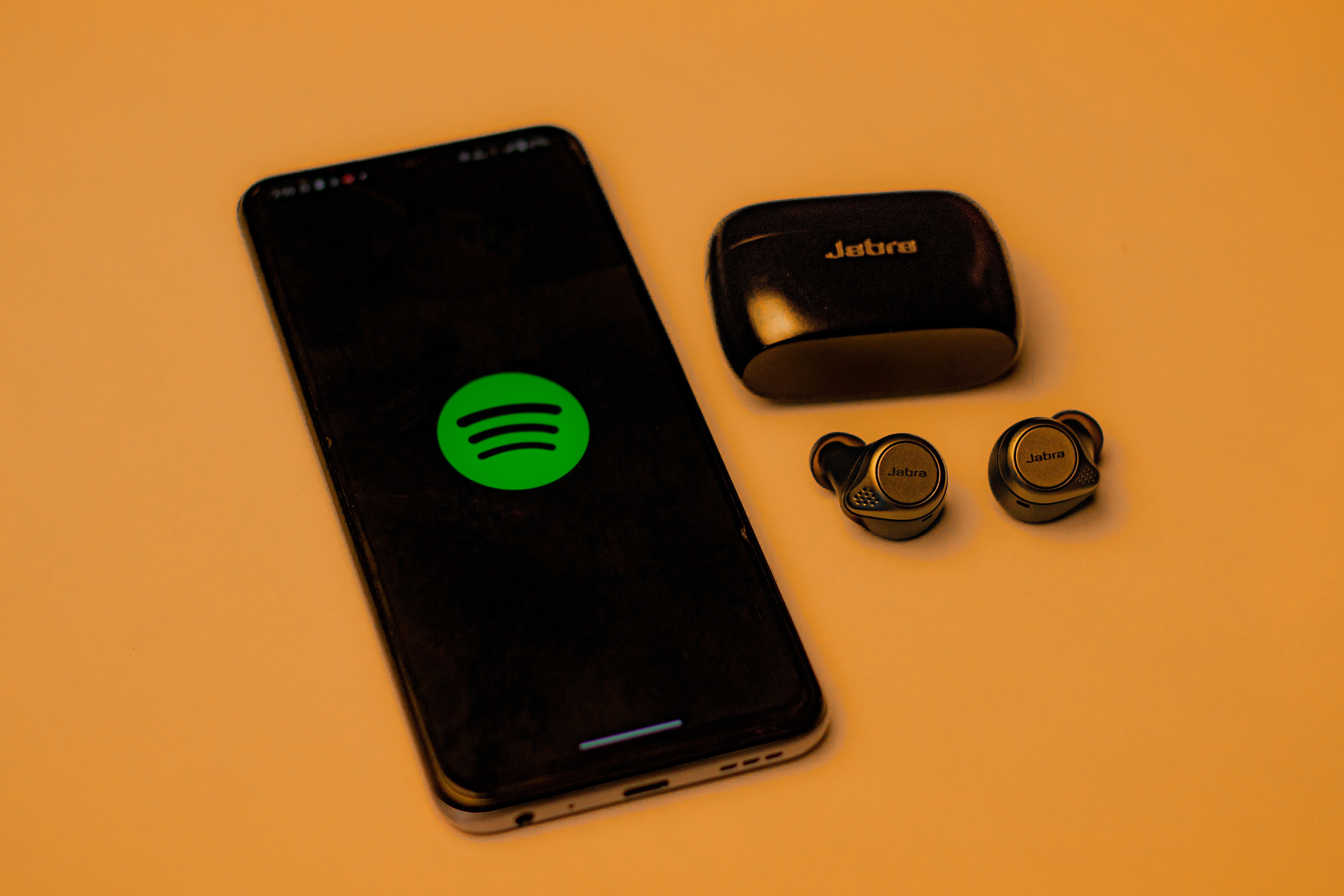 Телефон с логотипом Spotify