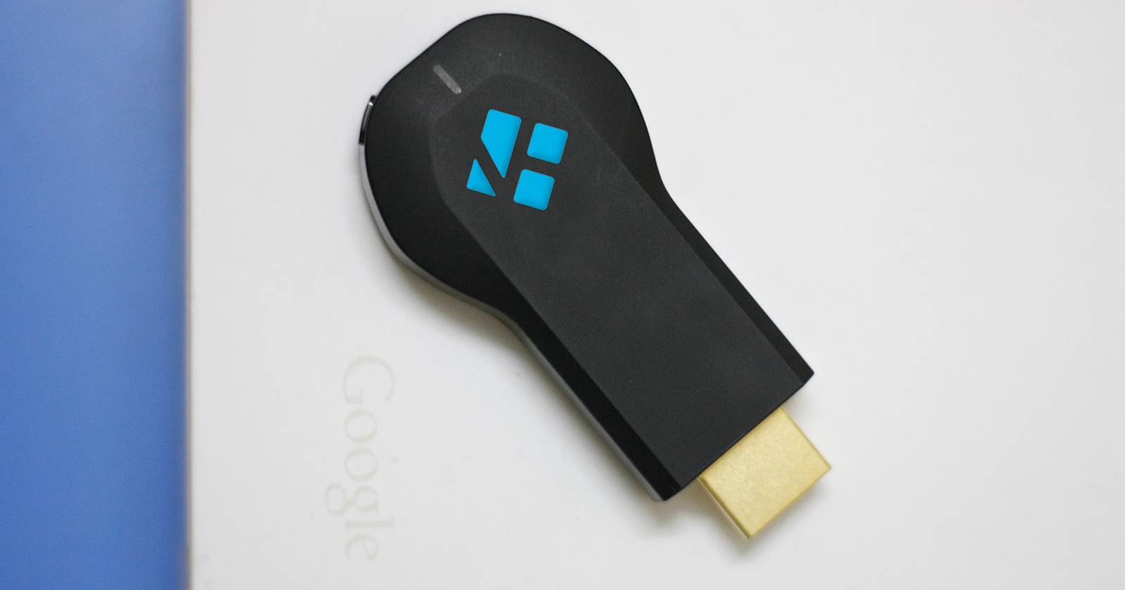 Chromecast рядом с телевизором