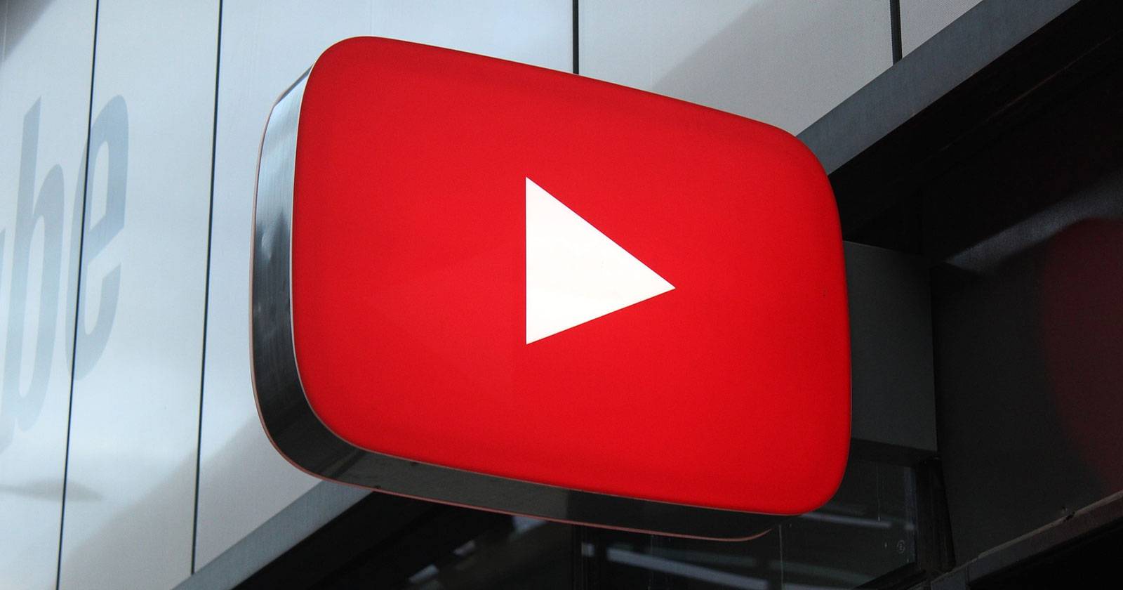 Логотип YouTube на красном фоне