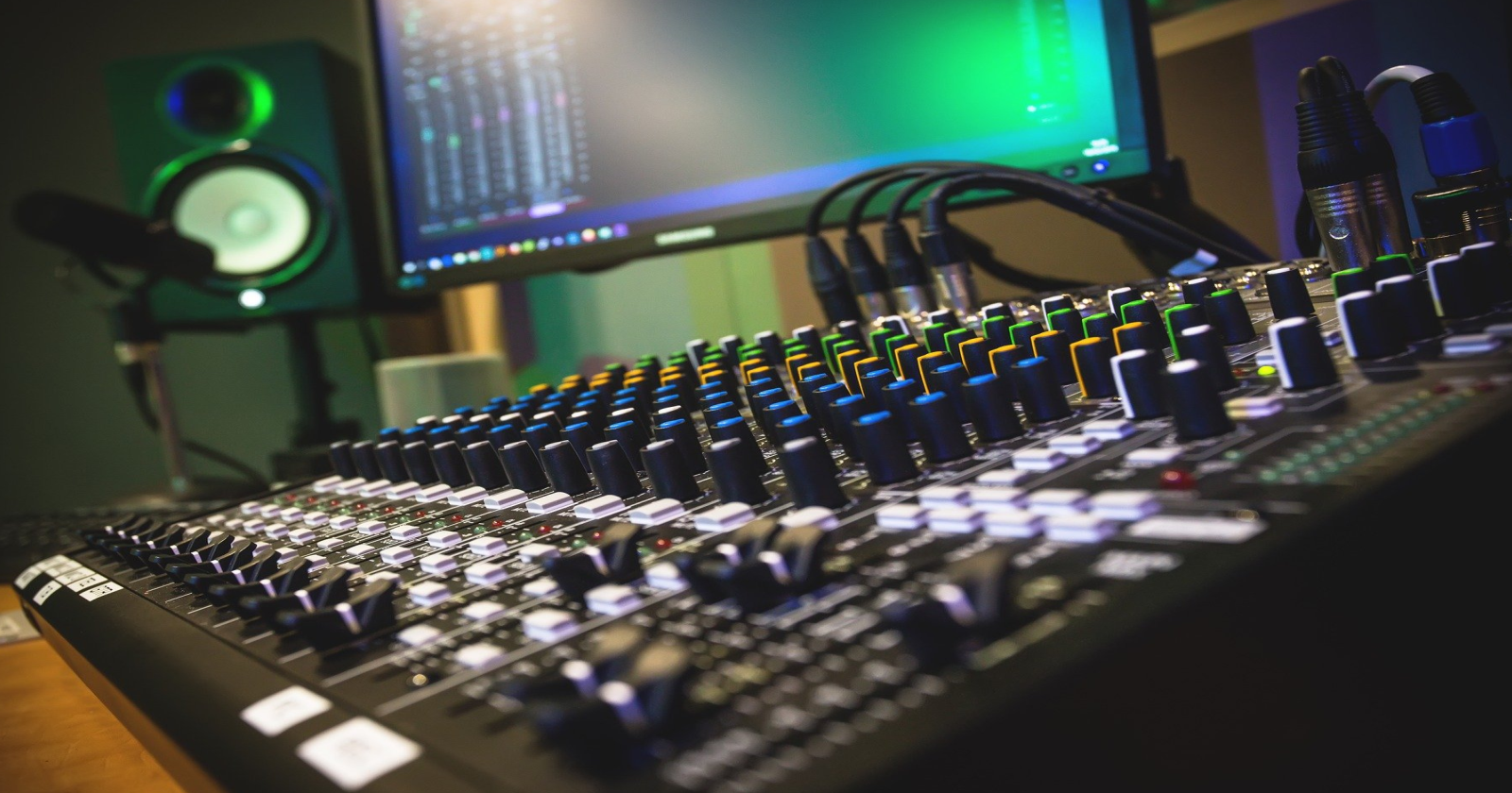 Аудиооборудование и микширование на деревянном столе