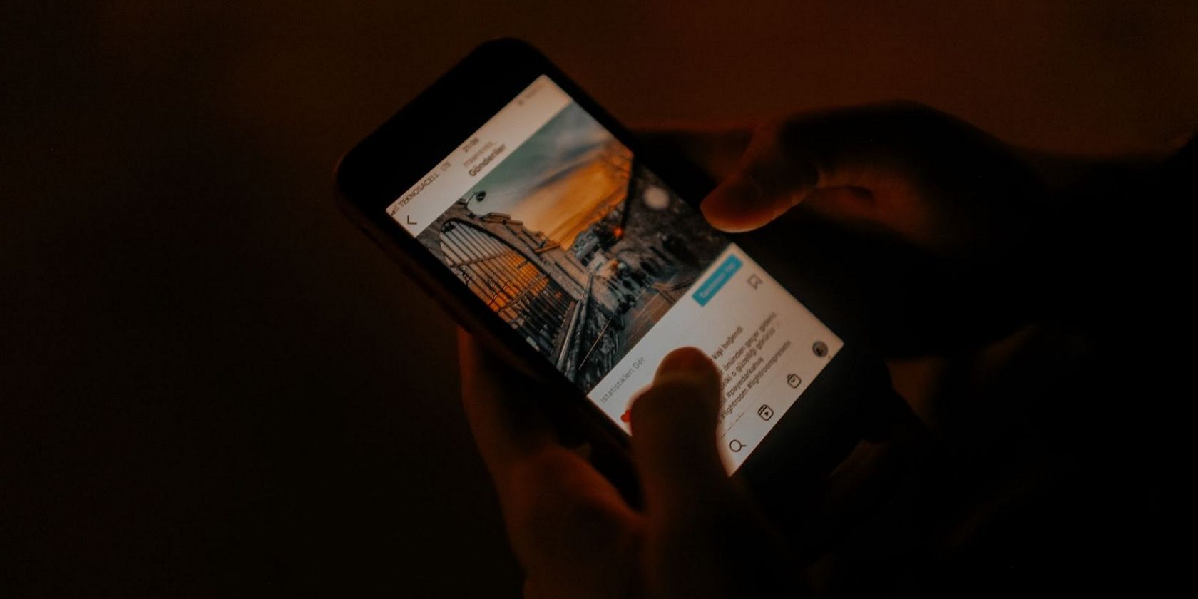 Человек просматривает интернет на мобильном устройстве, крупный план