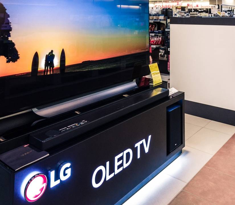 8k OLED TV in un negozio di elettronica