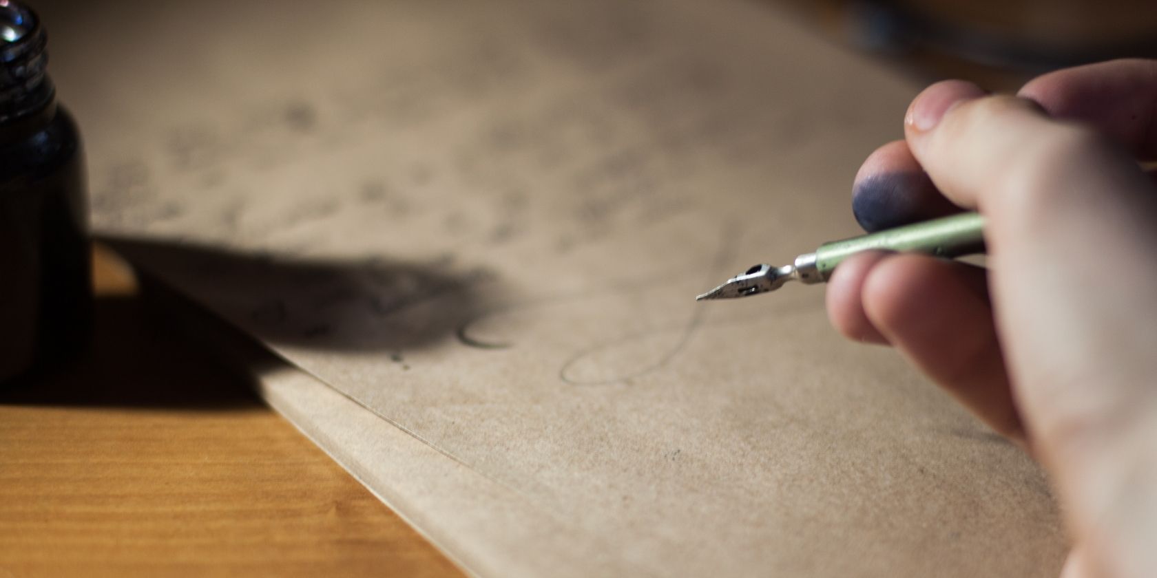 Рука с чернильной ручкой на странице