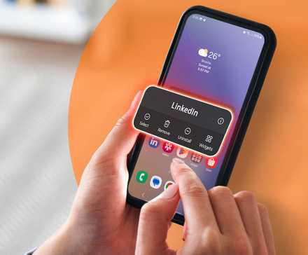 Женщина использует телефон с диалогом удаления приложения на экране