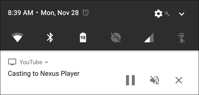 Шторка уведомлений с активной трансляцией и тремя быстрыми кнопками