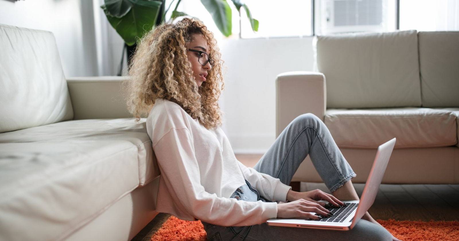 Рабочее пространство готово к продуктивной удалённой работе: ноутбук, наушники и организованные заметки