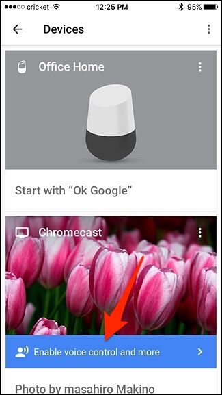 Экран с опцией включения голосового управления для Chromecast в приложении Google Home