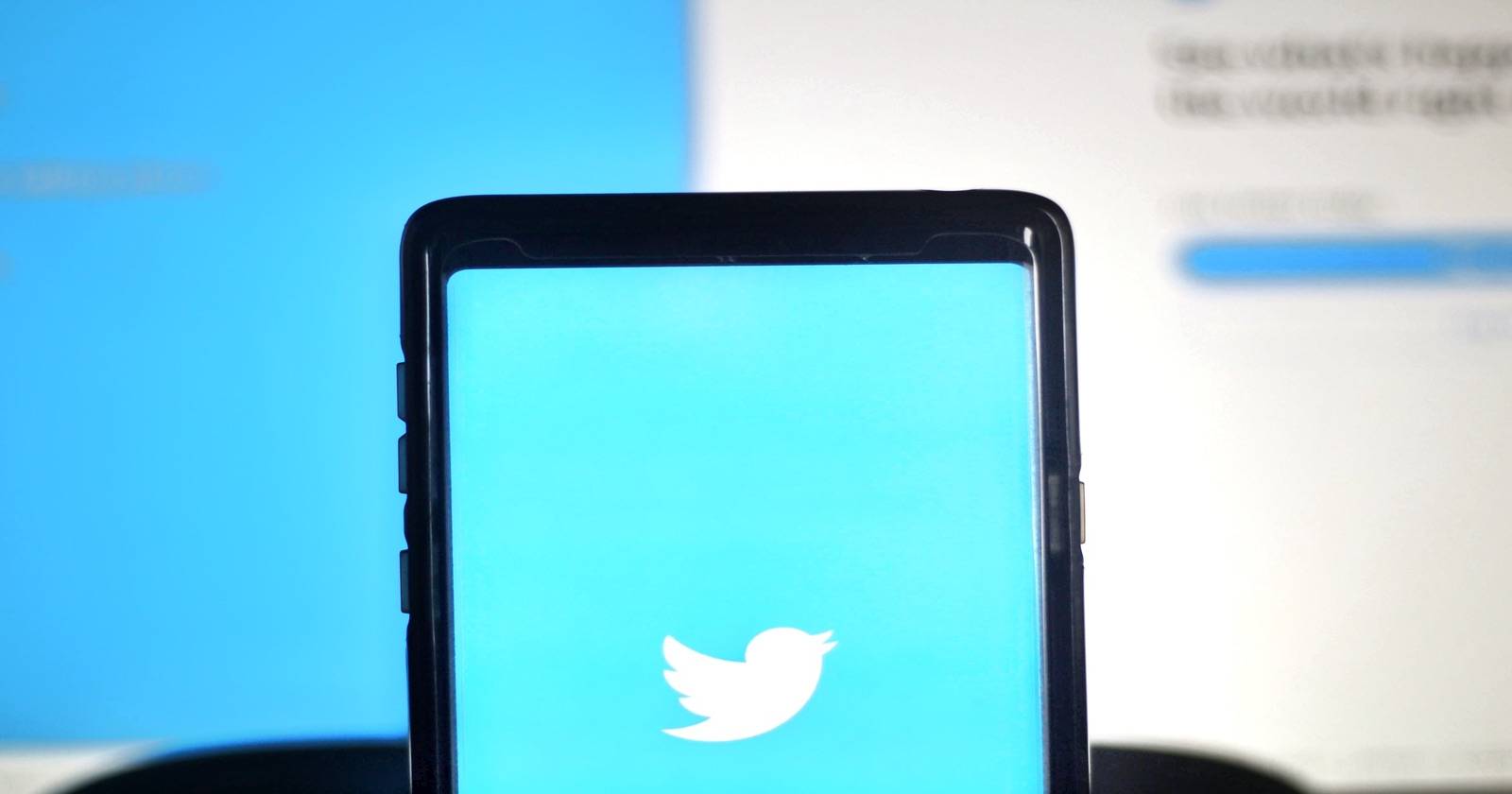 Smartphone showing Twitter Fleets on top of feed