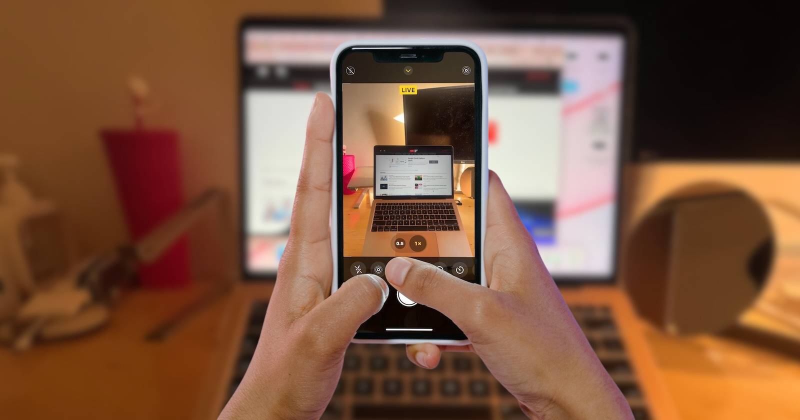 Использование функции Live Photo на iPhone для съёмки изображения ноутбука