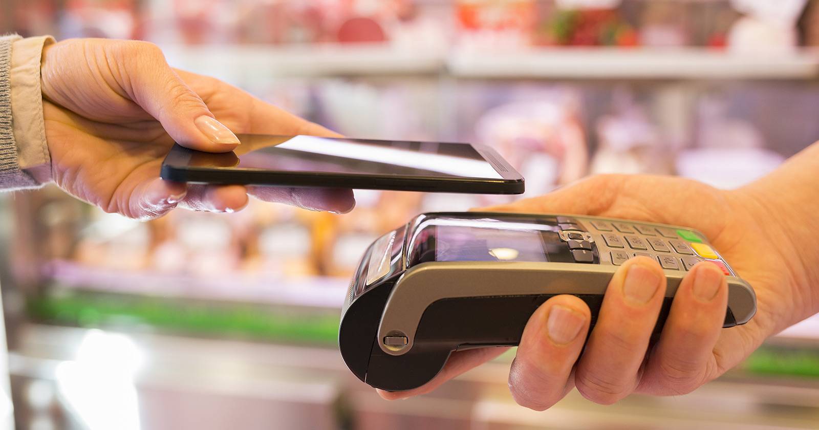 Человек экономит на покупках с помощью мобильного приложения