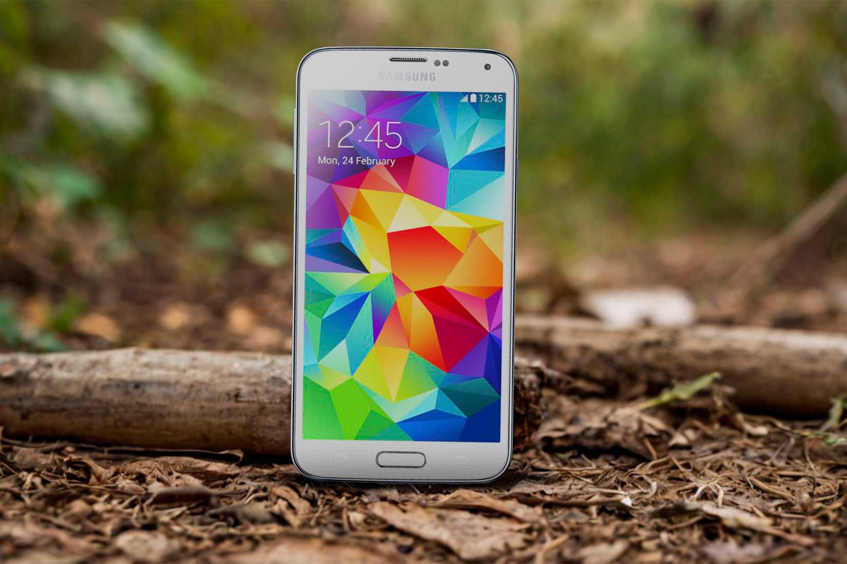 Смартфон Galaxy S5 лежит на земле