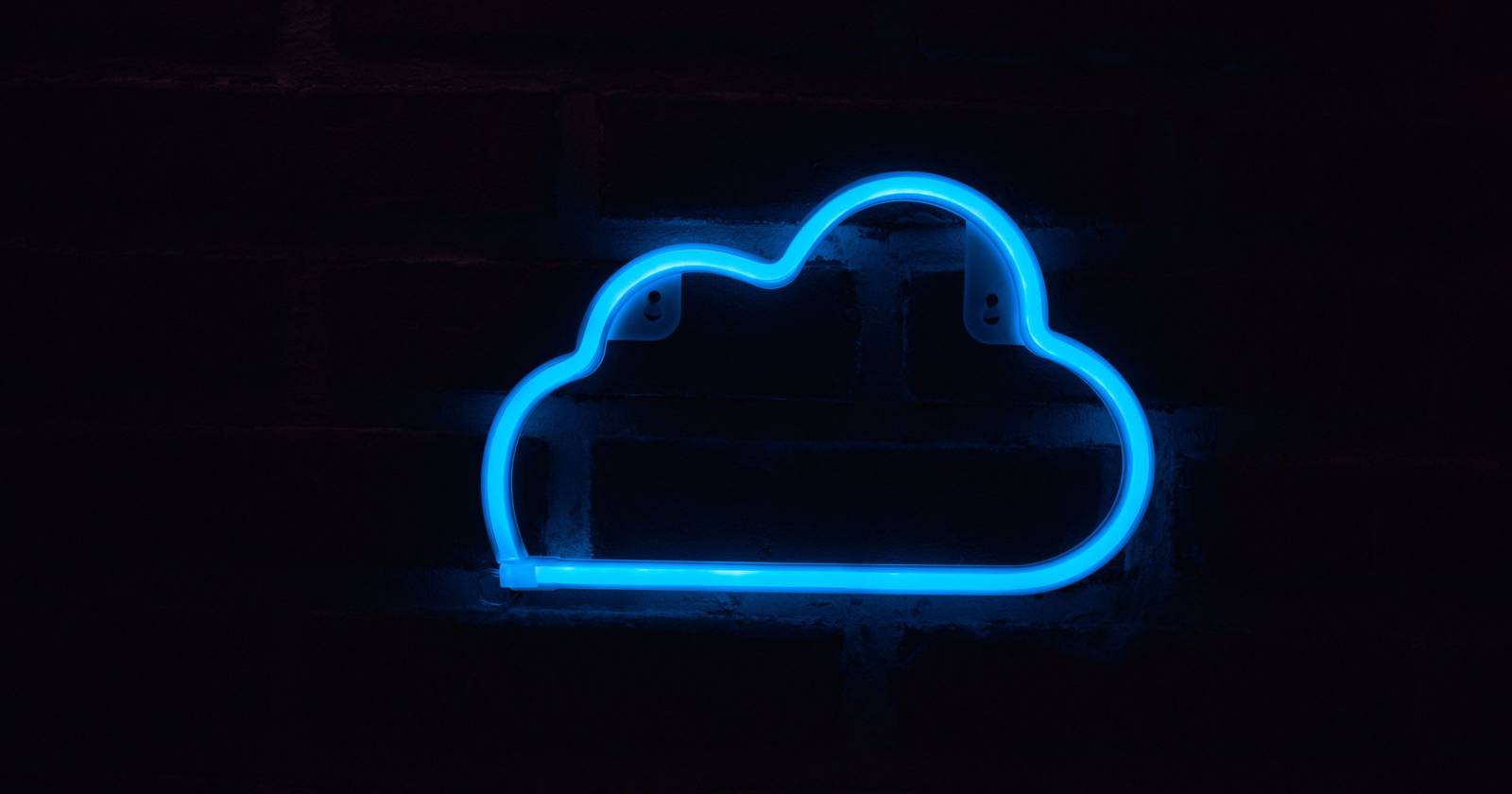 Логотип Apple iCloud на кирпичной стене