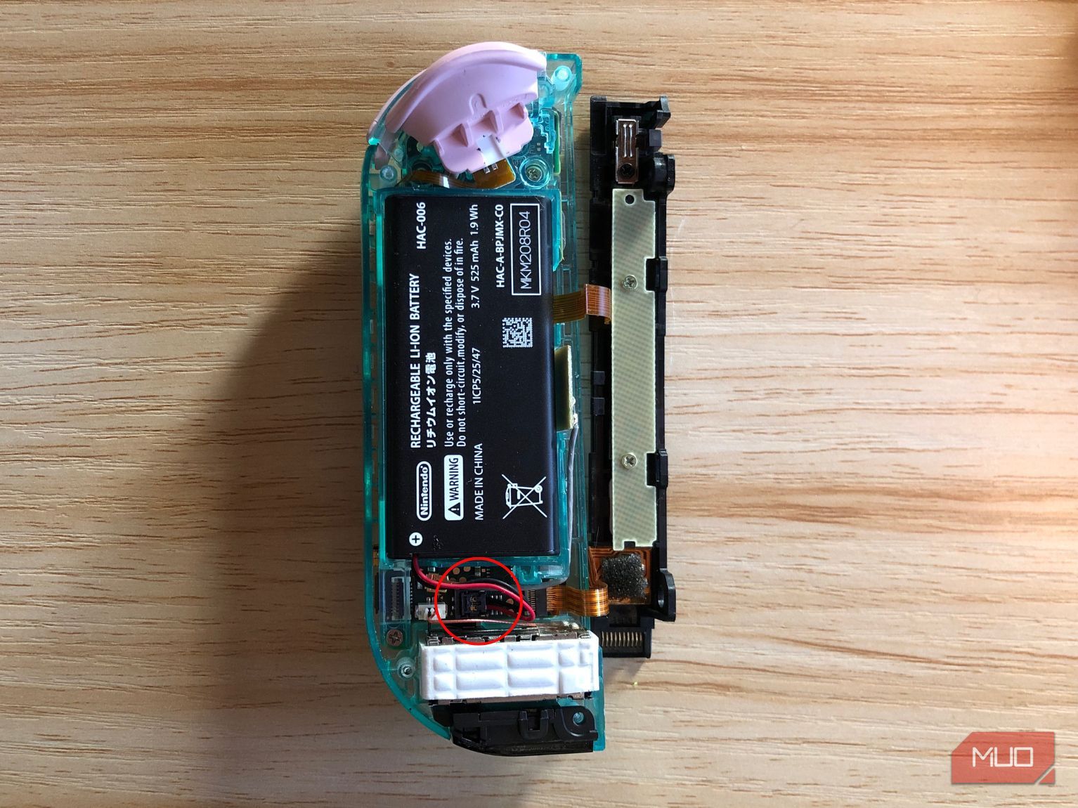 Место подключения батареи Joy-Con