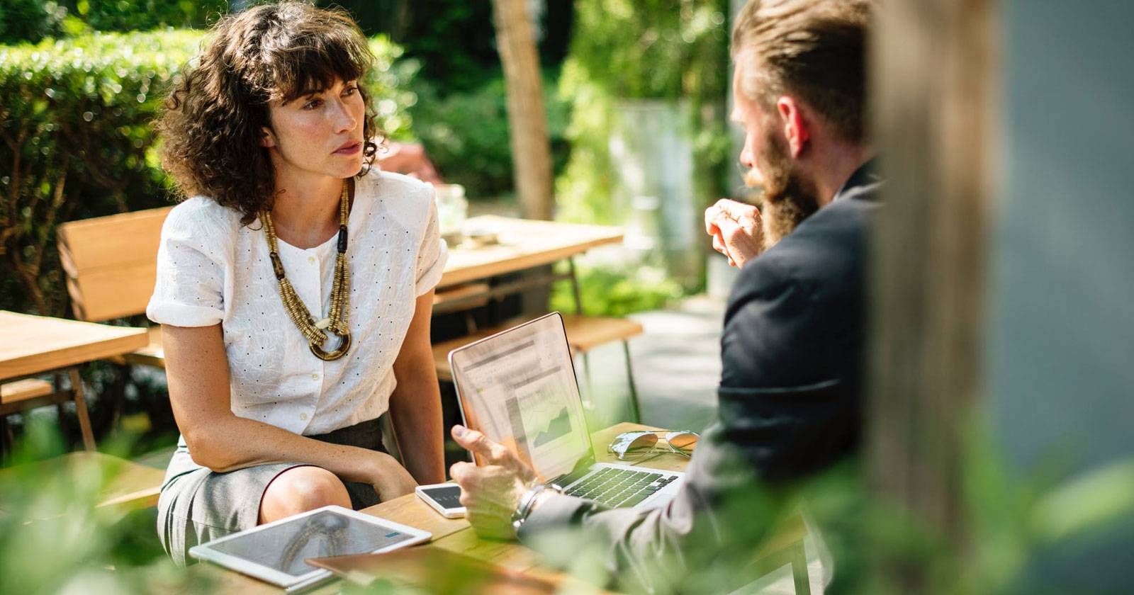 человек на собеседовании, демонстрирует навыки общения